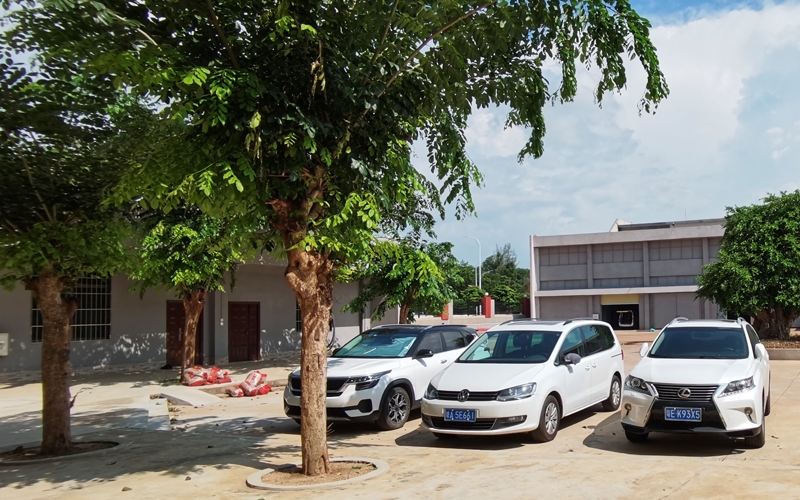 自入市以來，由集團傾心打造的“PARK”項目，以突破常規的規劃設計及卓越的區位優勢，受到了業內外人士的廣泛關注。此次產品發布會暨商家簽約儀式不僅是一場業內投資人的狂歡，更是廣大客戶及商家翹首以盼的繽紛盛典。離活動正式開始時間尚早，就已經有許多嘉賓趕到了活動現場等待簽到，場面火熱。據悉，為了參加此次活動許多客戶甚至專從外地驅車趕來。為了回饋大家的熱情，集團精心準備了夢潔空調被作為伴手禮。現場還準備了